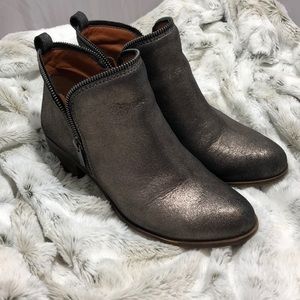 Zipper detail Ankle Bootie Metallic Finish